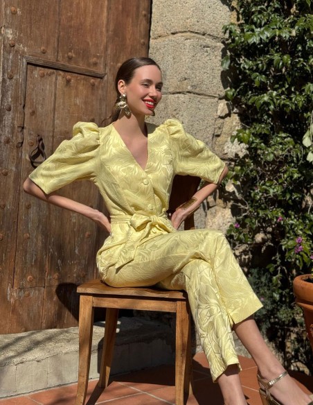 Conjunto de top y pantalón con manga abullonada amarillo mantequilla