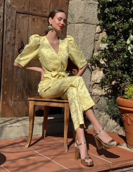Conjunto de top y pantalón con manga abullonada amarillo boda de día