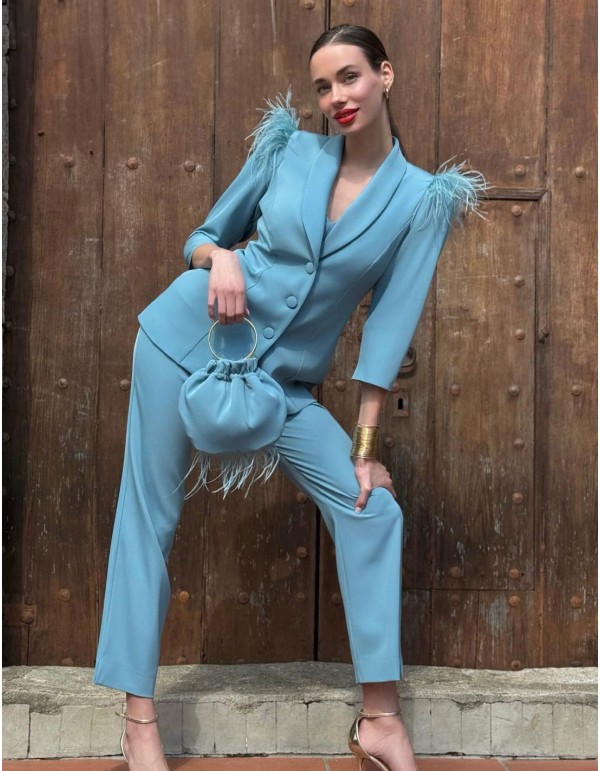Traje de chaqueta de tres piezas con detalle de plumas 2