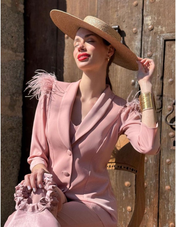 Traje de chaqueta de tres piezas con detalle de plumas 2