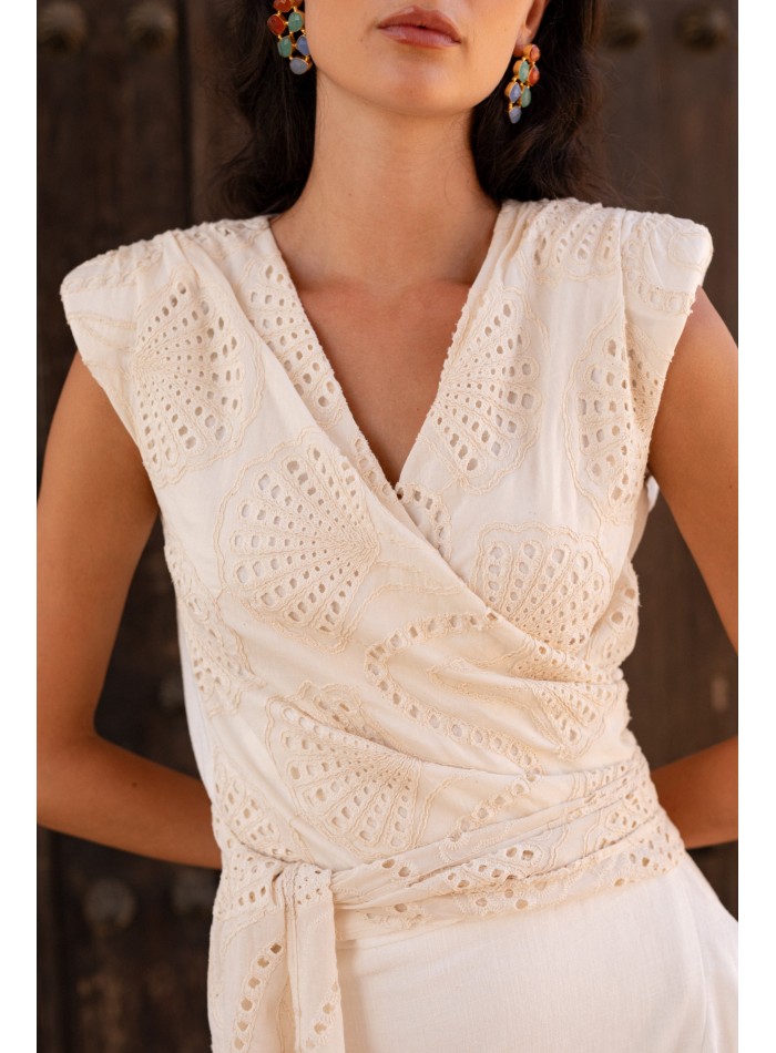 Conjunto mamá comunión en lino blanco y falda cruzada con volantes