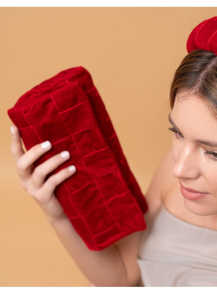 Bolso de mano rojo en terciopelo entrelazado