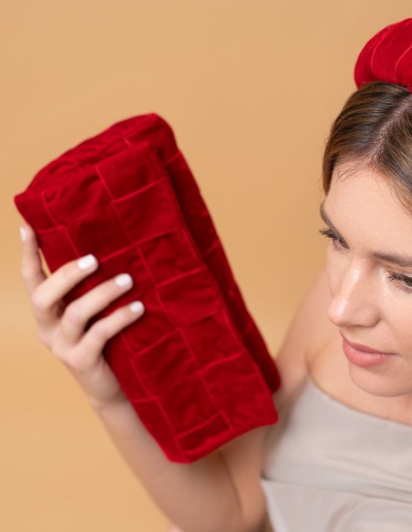 Bolso de mano rojo en terciopelo entrelazado