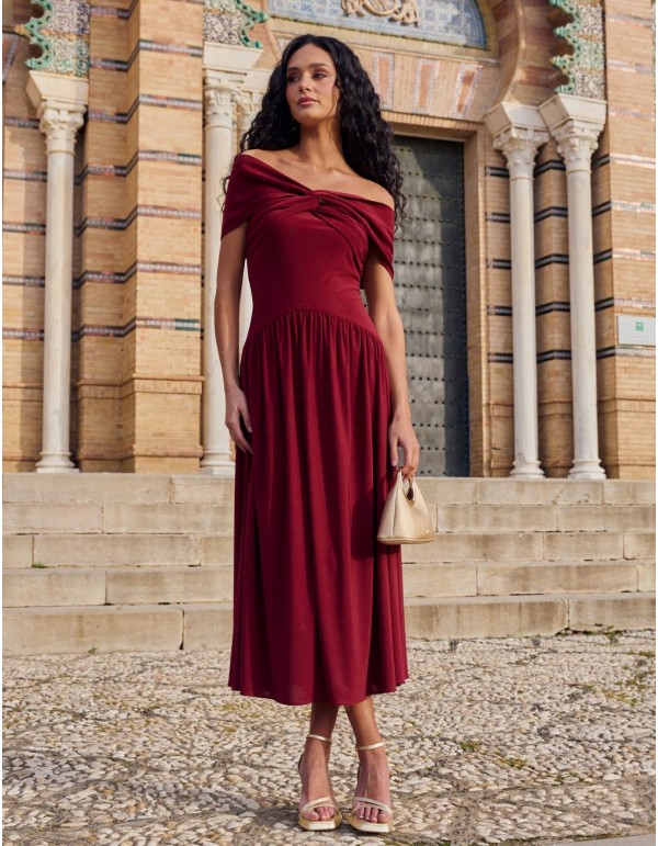 Vestido de fiesta midi con escote bardot y corte fruncido...