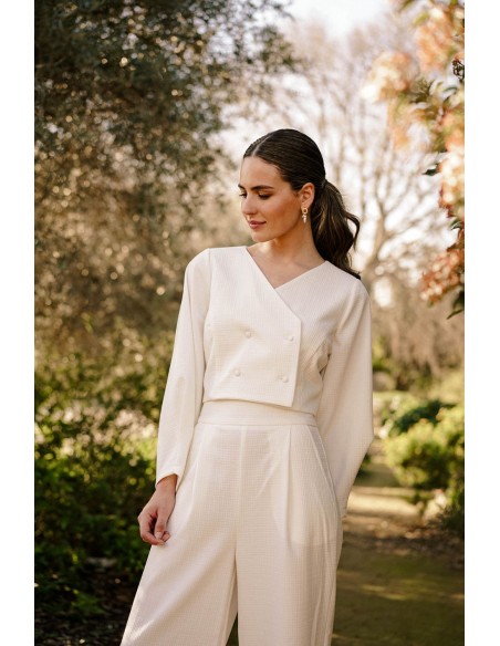 Short double-breasted jacket with buttons and wide sleeves
