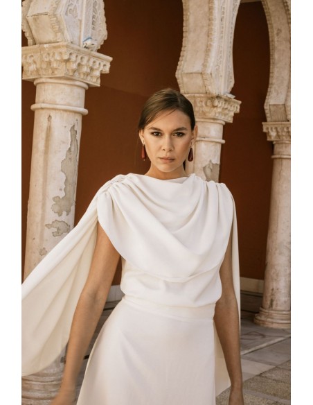 Blouse de fête drapée avec manches cape