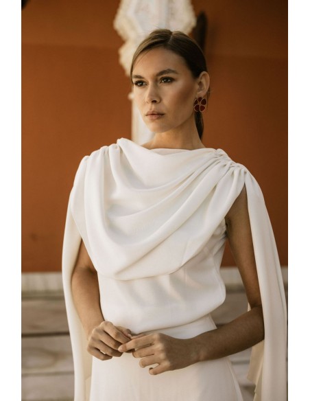 Blouse de fête drapée avec manches cape