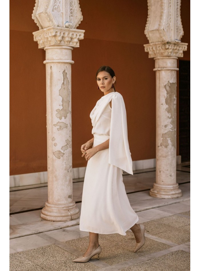 Blouse de fête drapée avec manches cape