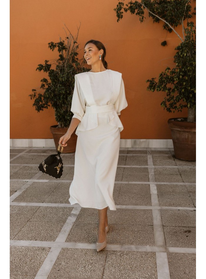 Blusa blanca de manga francesa con cinturón peplum para eventos