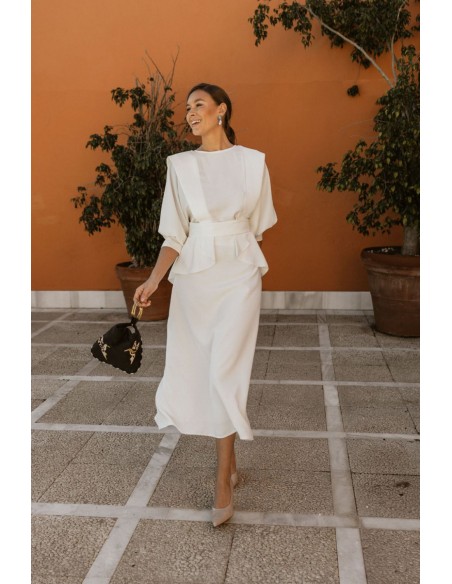 Blusa blanca de manga francesa con cinturón peplum para eventos Blusa blanca de manga francesa con cinturón peplum para eventos
