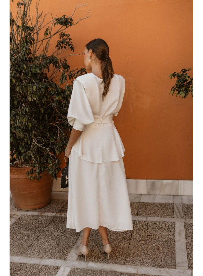 Blusa blanca de manga francesa con cinturón peplum para ocasiones especiales