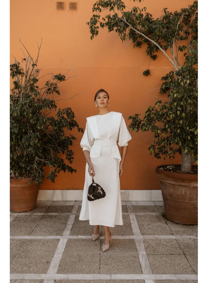 Blusa blanca de manga francesa con cinturón peplum para novia civil