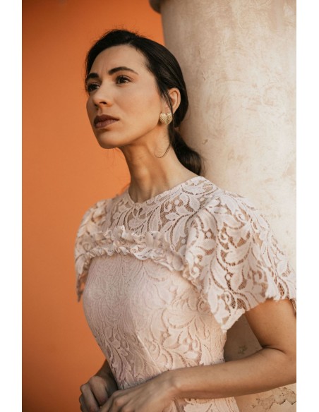 Vestido midi rosa perla de encaje midi con volantes