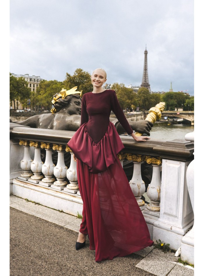Vestido largo burdeos con falda de gasa desmontable