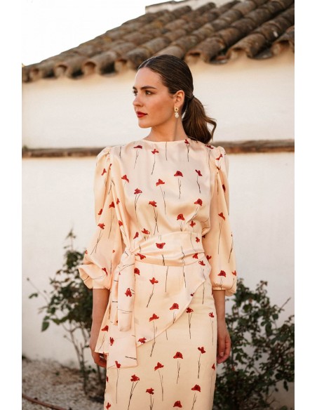 Asymmetrical printed top with lacing at the waist