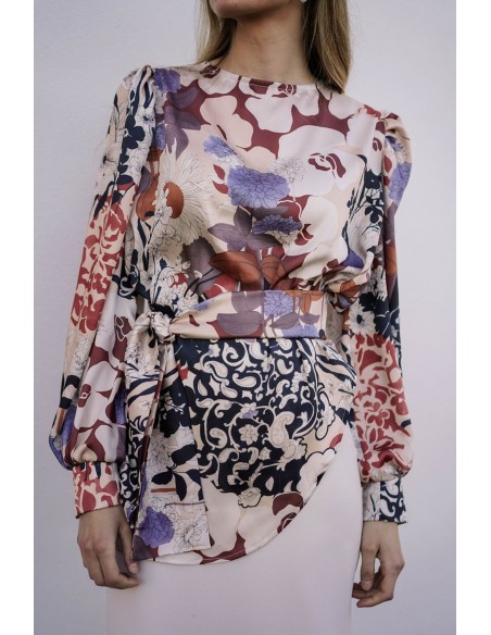 Top estampado tipo blusa con bajo asimétrico y lazada para invitada de boda