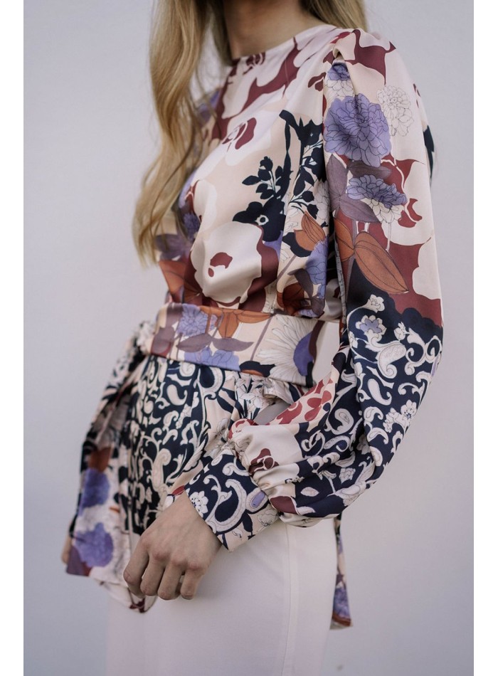 Top estampado tipo blusa con bajo asimétrico y lazada para invitada a evento