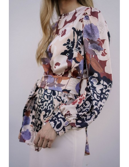 Top estampado tipo blusa con bajo asimétrico y lazada para invitada a evento