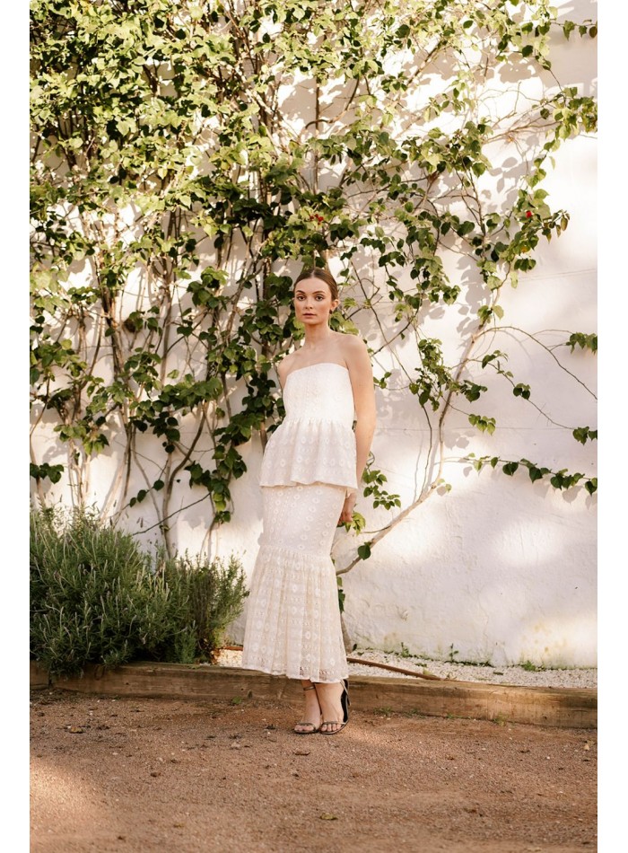 Top palabra de honor marfil con volante para eventos