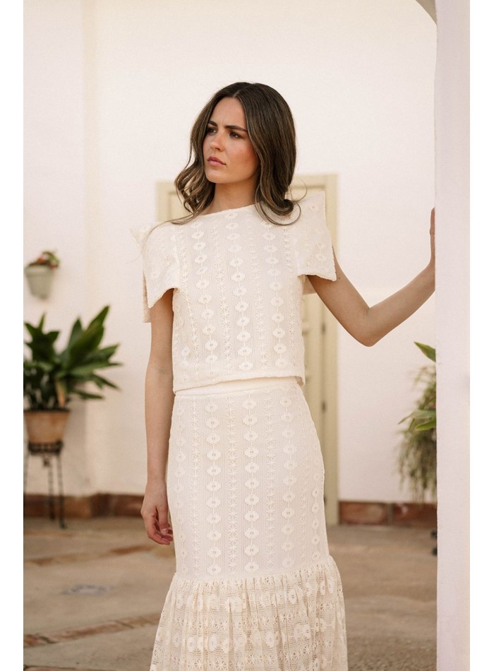Top corto de macramé marfil con mangas en pico para bautizos