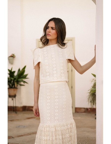 Raw macramé short top with v-neck sleeves