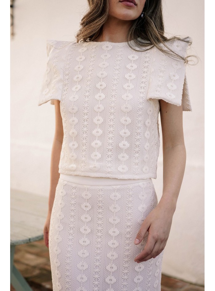 Raw macramé short top with v-neck sleeves