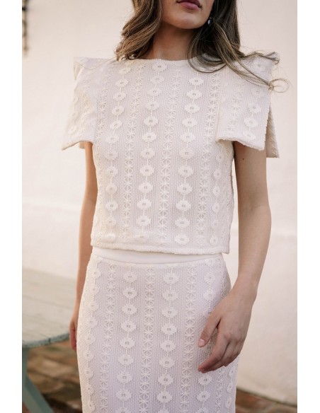 Top corto de macramé marfil con mangas en pico para eventos especiales