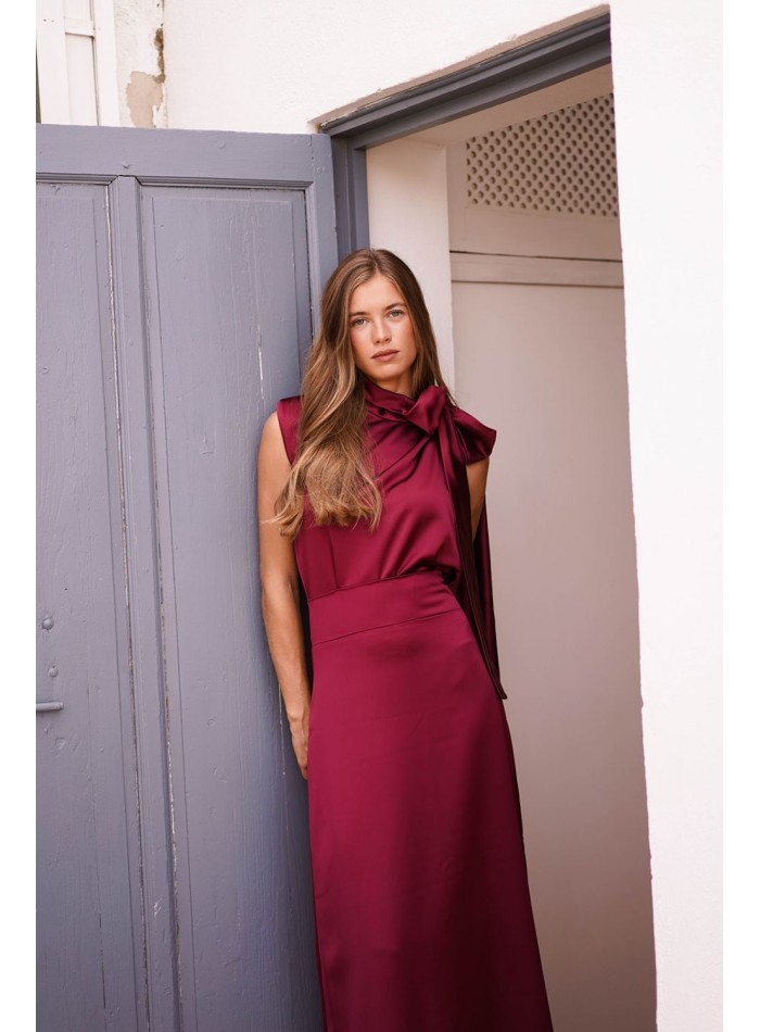 Top asymétrique bordeaux avec laçage sur un côté