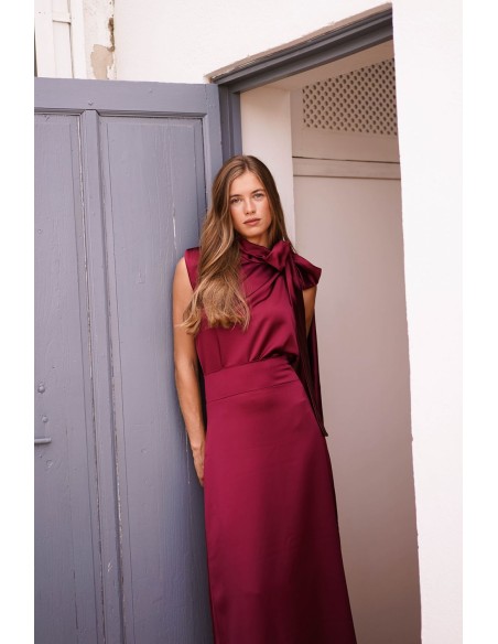 Top burdeos asimétrico con lazada a un lado