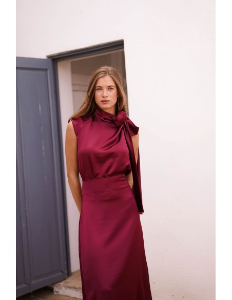 Top asymétrique bordeaux avec laçage sur un côté