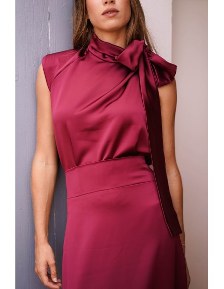 Top asymétrique bordeaux avec laçage sur un côté