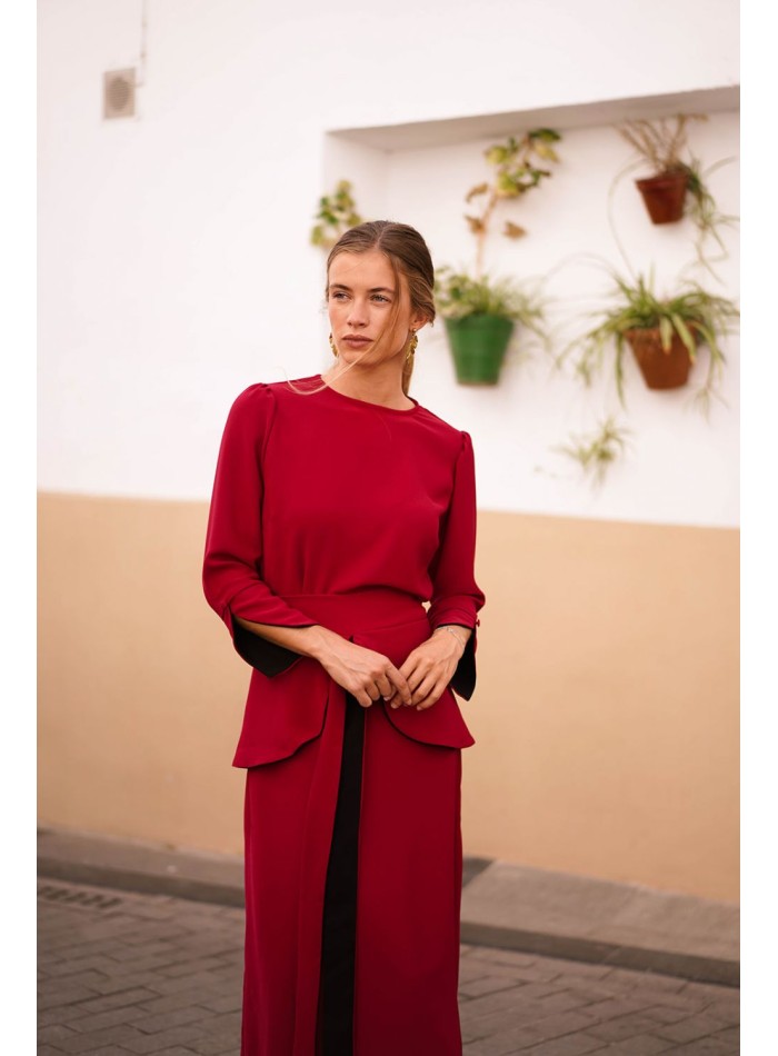 Haut rouge foncé avec poignets et boutons noirs