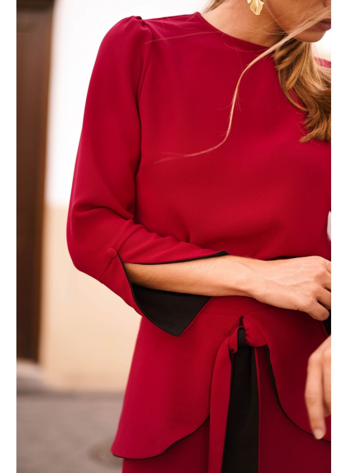 Top rojo oscuro con puños en negro y botón para bautizos