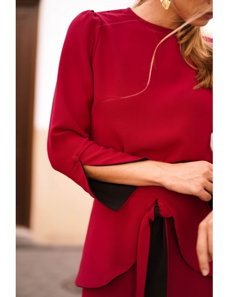 Haut rouge foncé avec poignets et boutons noirs