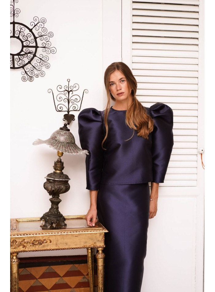 Top de mikado azul marino con mangas abullonadas