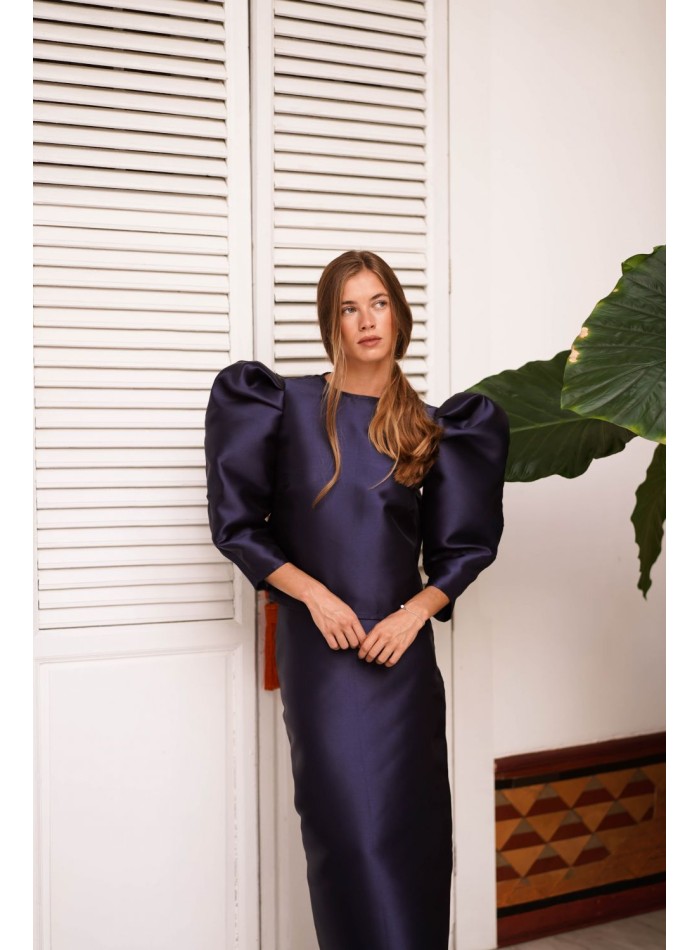 Top de mikado azul marino con mangas abullonadas para invitadas