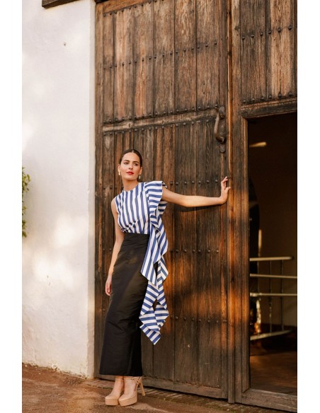 Top de tirantes con volantes y rayas azules para eventos