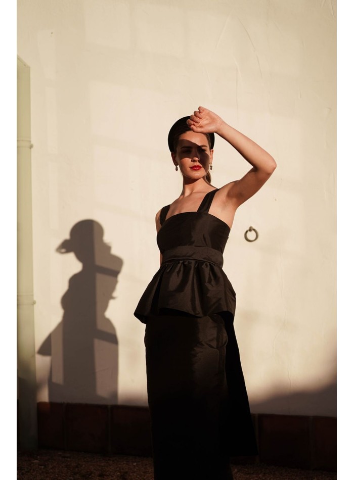 Top à bretelles en taffetas noir avec volant...