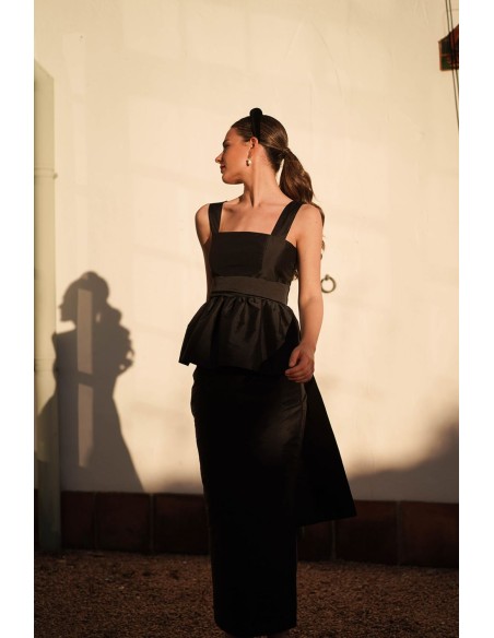Top de tirante en tafeta negro con volante peplum y maxi fular para eventos
