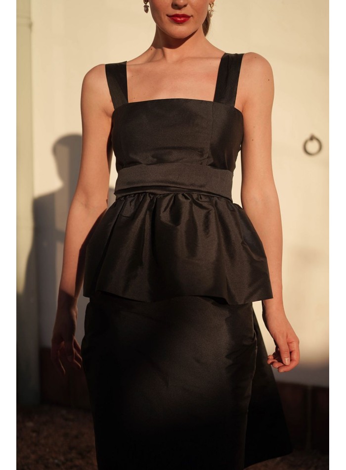Top de tirante en tafeta negro con volante peplum y maxi fular para invitadas