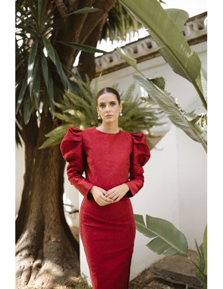 Top en brocart floral bourgogne à manches bouffantes