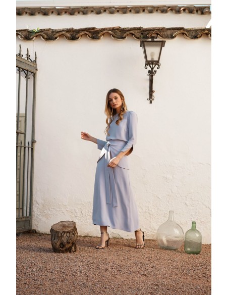 Falda midi evasé con lazada delantera Falda midi evasé con lazada delantera