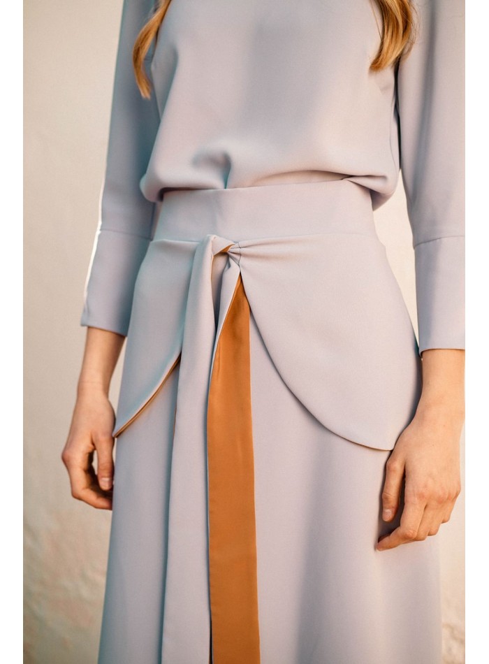 Falda midi evasé con lazada delantera