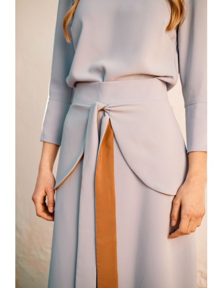 Falda midi evasé con lazada delantera Falda midi evasé con lazada delantera