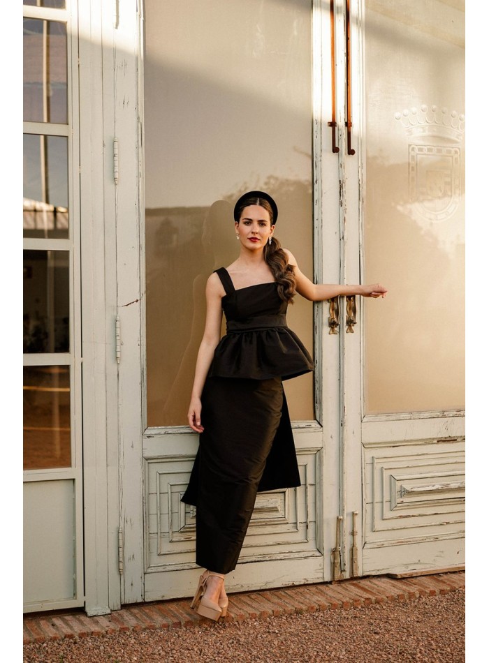 Jupe midi droite en taffetas noir avec fente au...