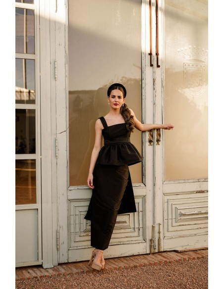 Straight midi skirt in black taffeta with back slit