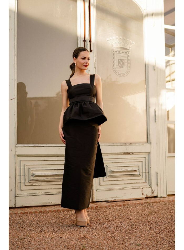 Straight midi skirt in black taffeta with back slit