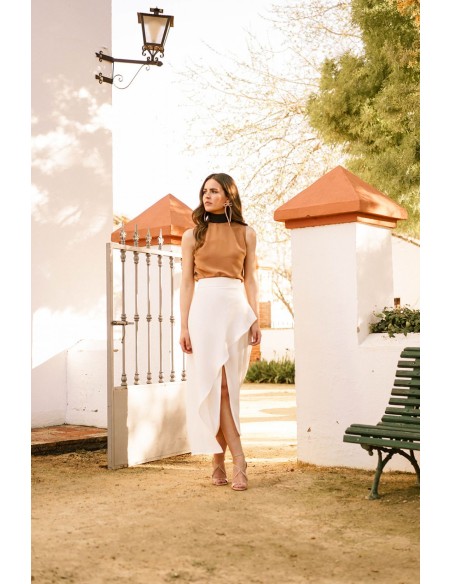 Falda midi con abertura delantera y volante