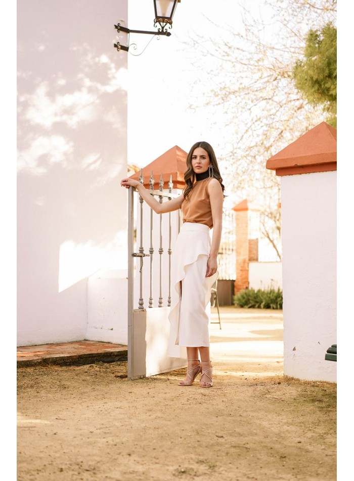 Falda midi con abertura delantera y volante