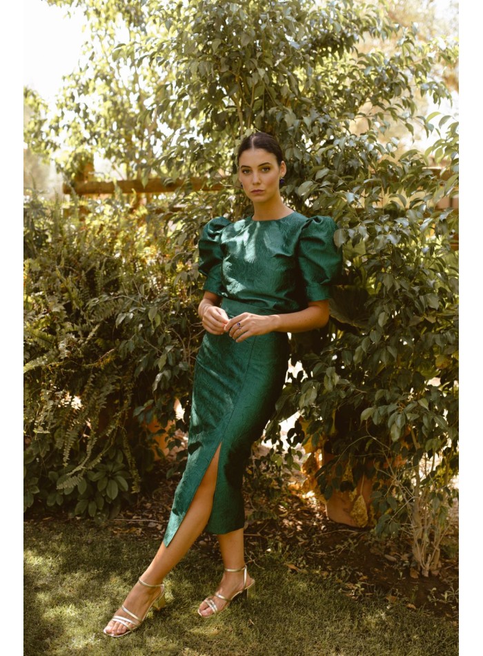 Falda midi verde botella brocada con abertura lateral para invitadas